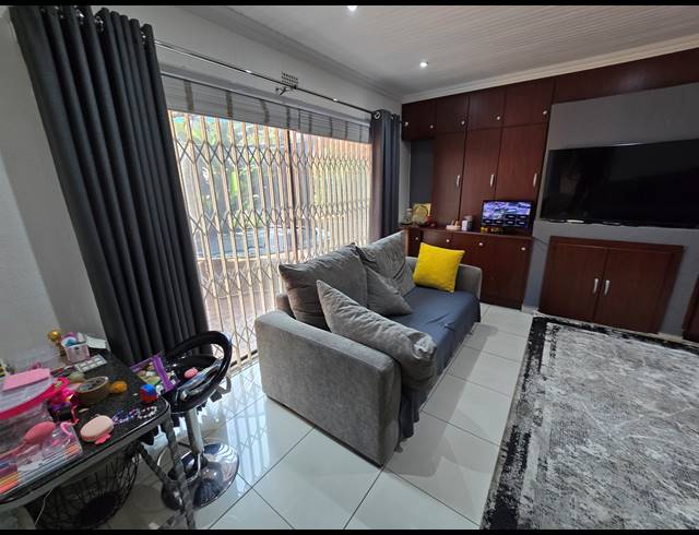 4 BEDROOM FREEHOLD FOR SALE IN BASSONIA